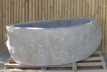 Becken aus Riverstone, Oberfläche naturbelassen, innen poliert. Länge 120 cm, Breite 71 cm, Höhe 49 cm, Tiefe 34 cm. 